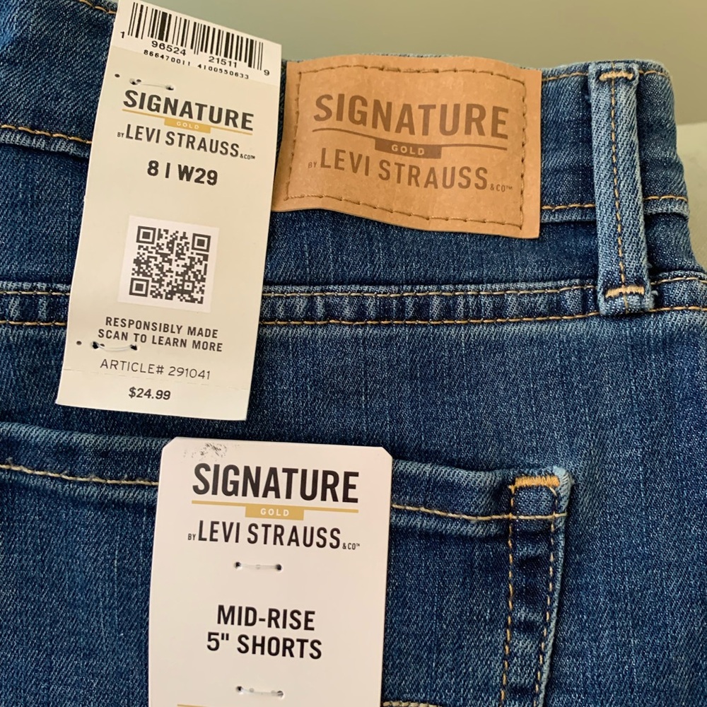 Women’s signature Levi short size 8 waist 29 5 inch inseam midrise